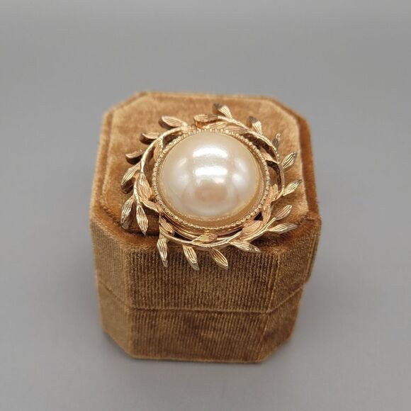 JERI-LOU Gold Tone Faux Pearl Scarf Clip - Picture 1 of 5